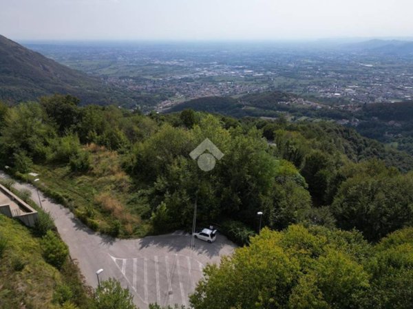 terreno in vendita a Schio in zona Tretto