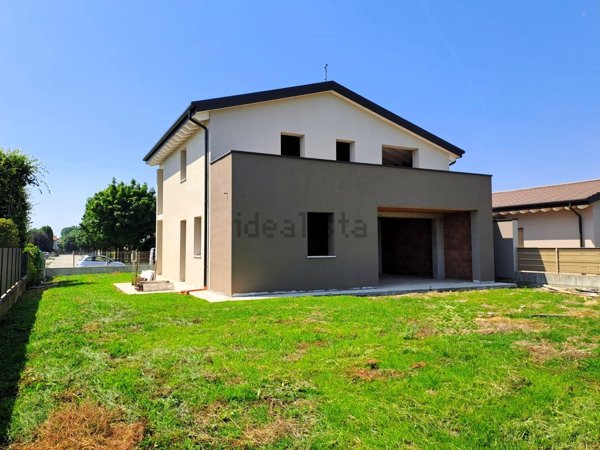 casa indipendente in vendita a Tezze sul Brenta in zona Stroppari