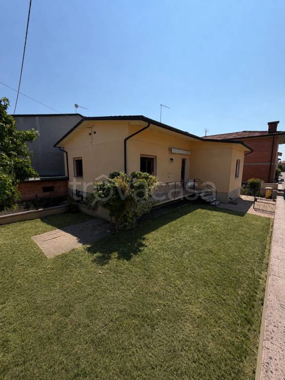 casa indipendente in vendita a Tezze sul Brenta in zona Stroppari