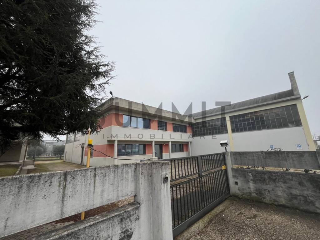 locale commerciale in vendita a Thiene