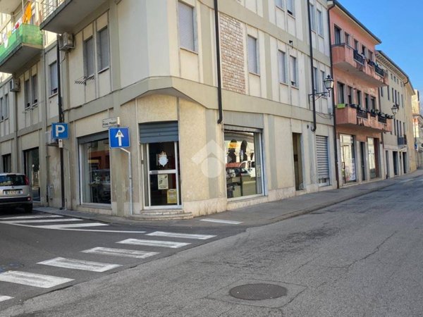 negozio in vendita a Thiene in zona Santo
