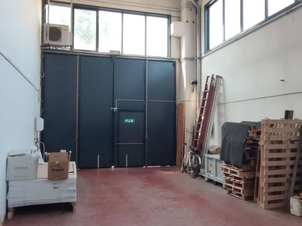 locale commerciale in vendita a Thiene