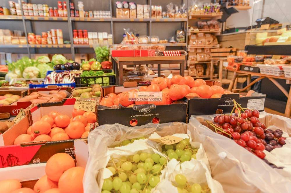 negozio in vendita a Thiene in zona Santo