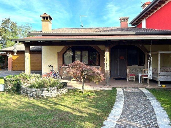 casa indipendente in vendita a Thiene in zona Rozzampia