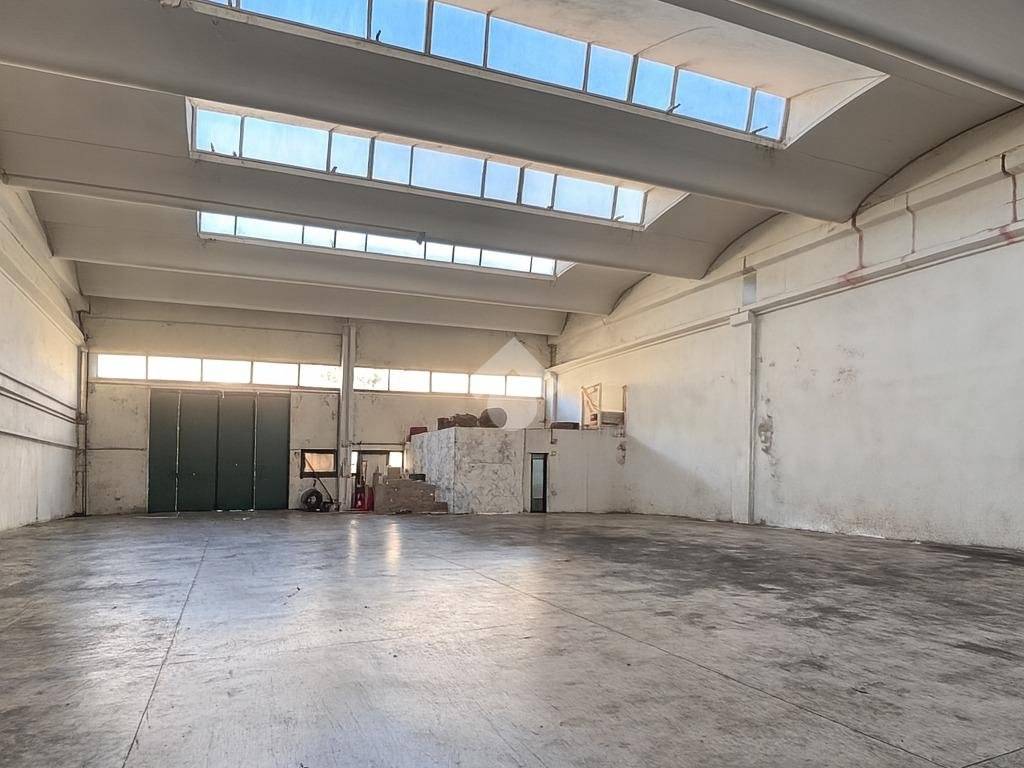 locale commerciale in vendita a Thiene