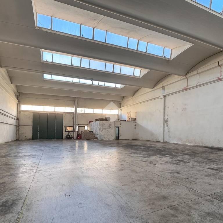 locale commerciale in vendita a Thiene