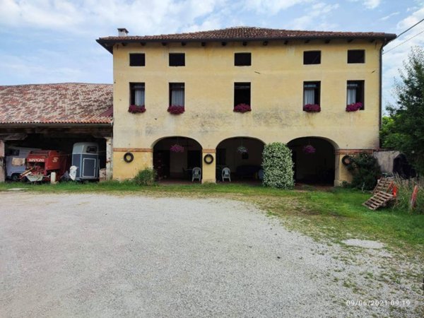 casa indipendente in vendita a Thiene in zona Rozzampia