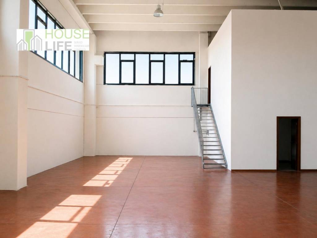 locale commerciale in vendita a Thiene in zona Borgo Lampertico