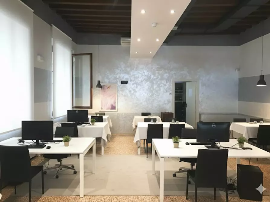 negozio in vendita a Thiene in zona Santo