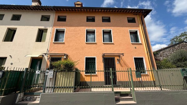 appartamento in vendita a Thiene in zona Rozzampia