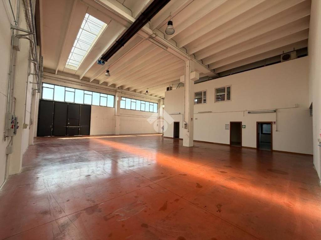 locale commerciale in vendita a Thiene