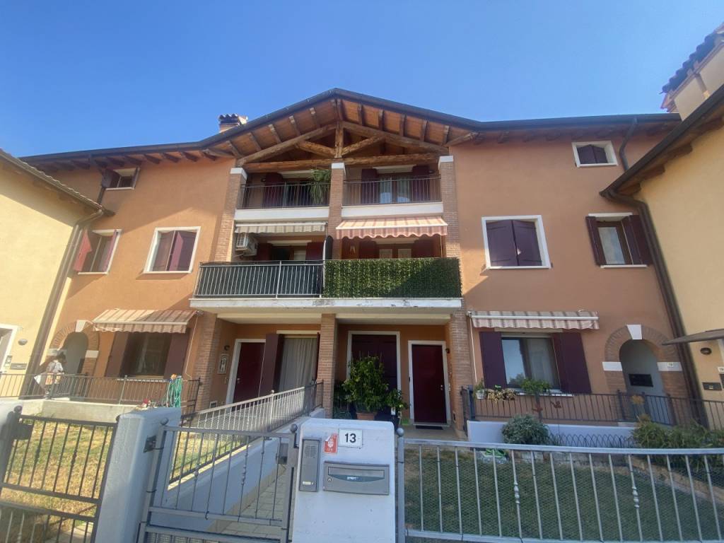 appartamento in vendita a Thiene in zona Rozzampia