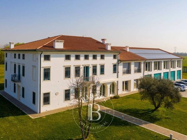 villa in vendita a Thiene in zona Rozzampia