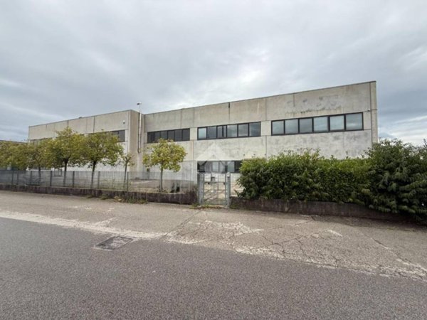 locale commerciale in vendita a Thiene in zona Borgo Lampertico