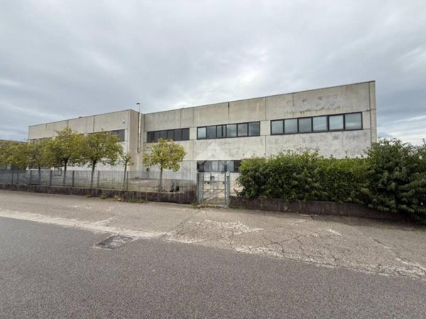 locale commerciale in vendita a Thiene in zona Borgo Lampertico