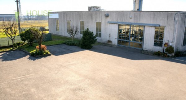 locale di sgombero in vendita a Thiene in zona Rozzampia