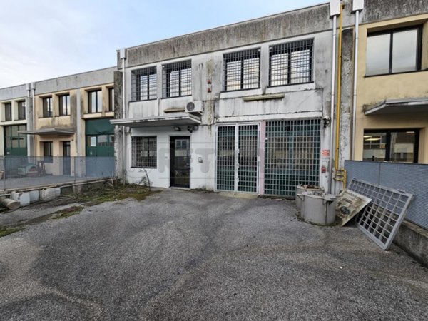 locale di sgombero in vendita a Torri di Quartesolo in zona Marola