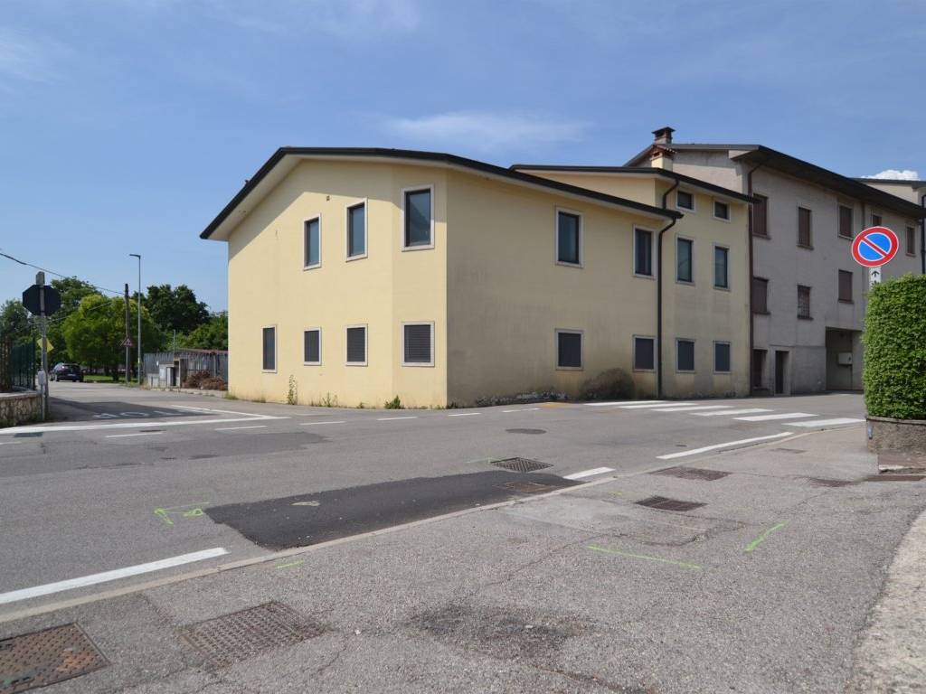 locale commerciale in vendita a Trissino