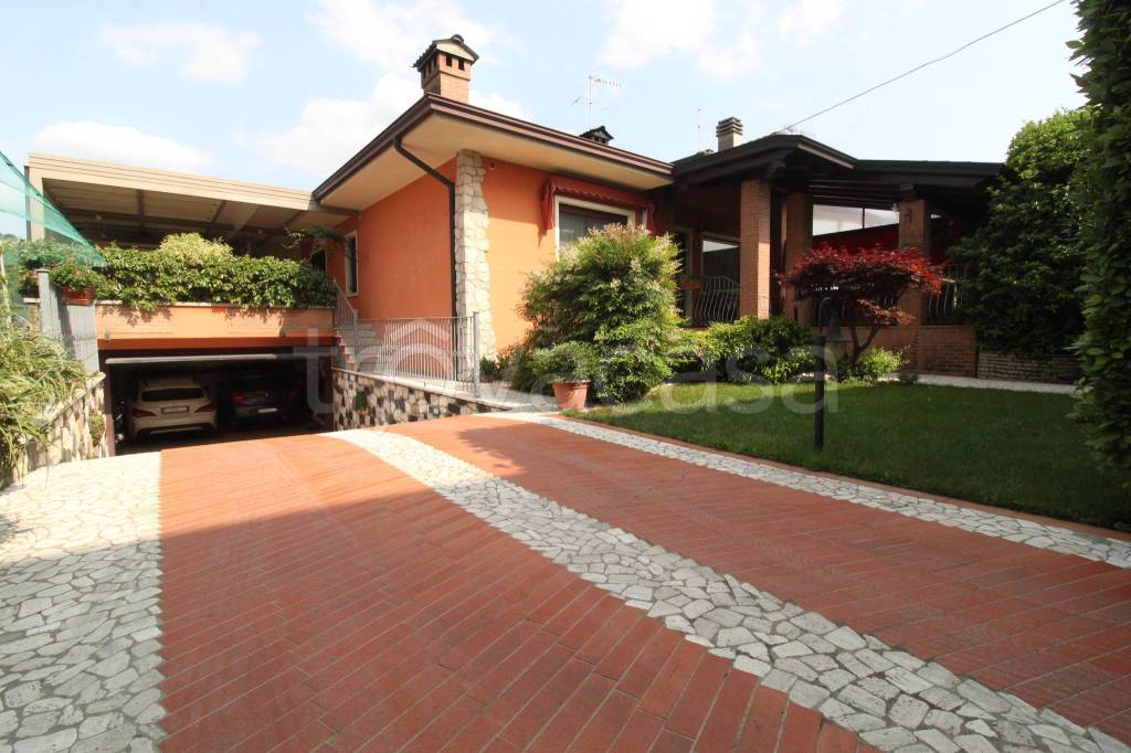 casa indipendente in vendita a Trissino