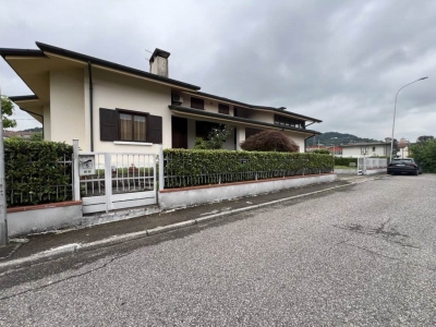 casa indipendente in vendita a Trissino