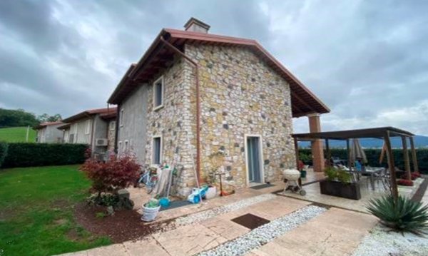 casa indipendente in vendita a Trissino