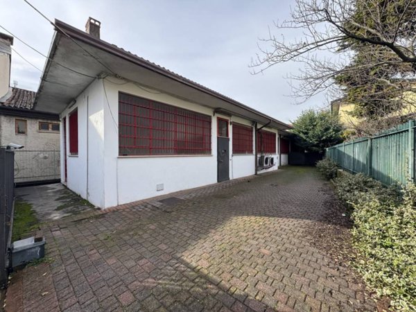 locale commerciale in vendita a Trissino