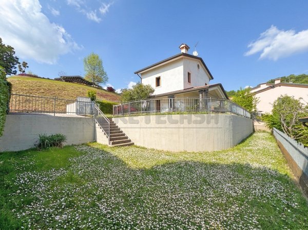 casa indipendente in vendita a Trissino in zona Lovara