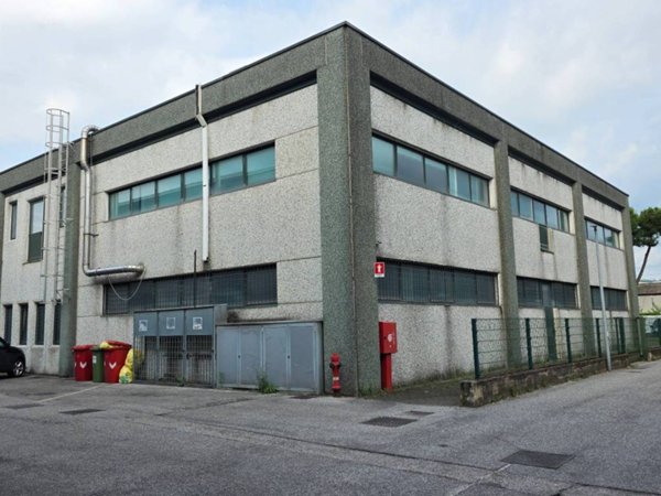 locale commerciale in vendita a Trissino