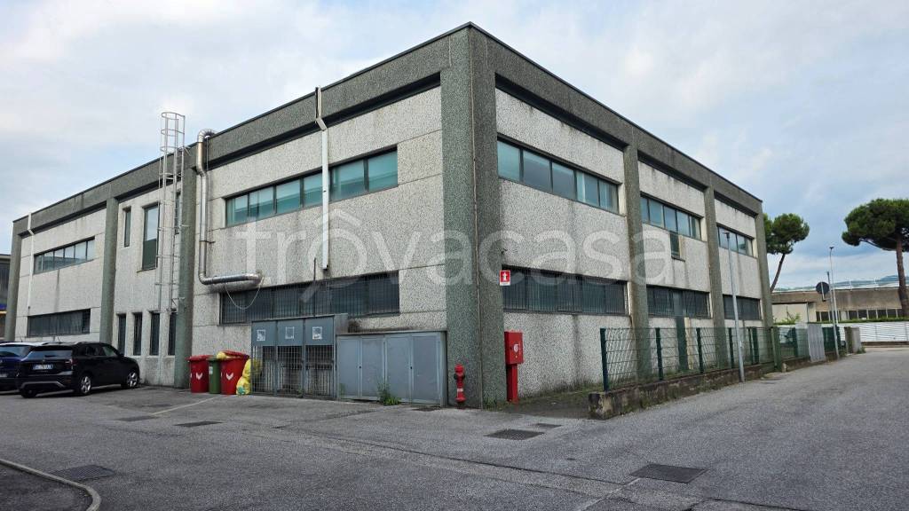 locale commerciale in vendita a Trissino