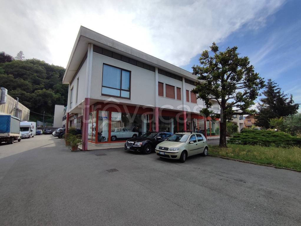 locale commerciale in vendita a Valdagno