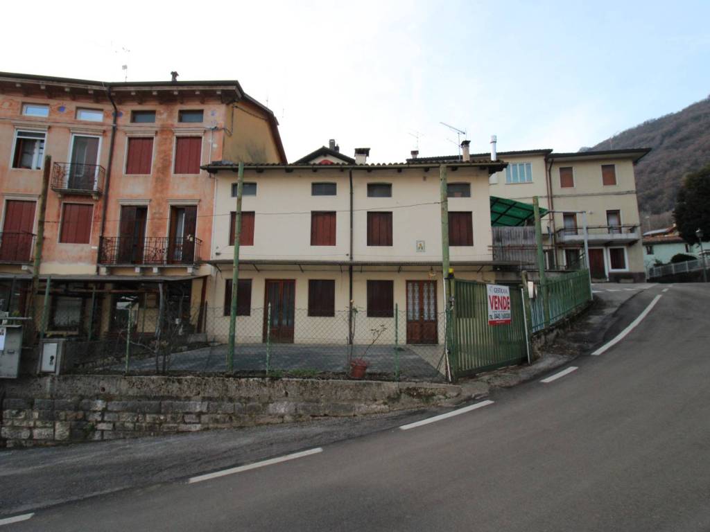 casa indipendente in vendita a Valdagno in zona Campotamaso