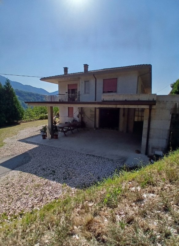 casa indipendente in vendita a Valli del Pasubio in zona Staro