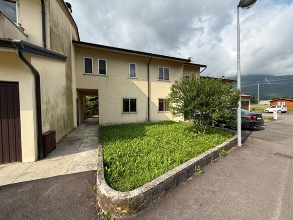 appartamento in vendita a Velo d'Astico in zona Seghe