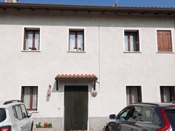 appartamento in vendita a Velo d'Astico in zona Seghe