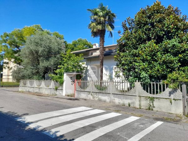 casa indipendente in vendita a Vicenza in zona Cattane