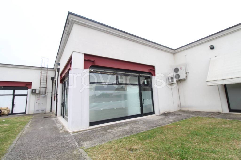 negozio in vendita a Vicenza in zona Cattane