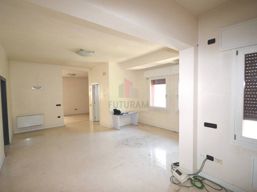 ufficio in vendita a Vicenza in zona San Lazzaro/Pomari