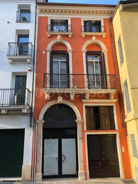 negozio in vendita a Vicenza in zona Centro Storico