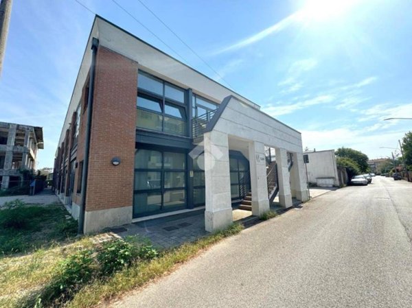 ufficio in vendita a Vicenza in zona Cattane