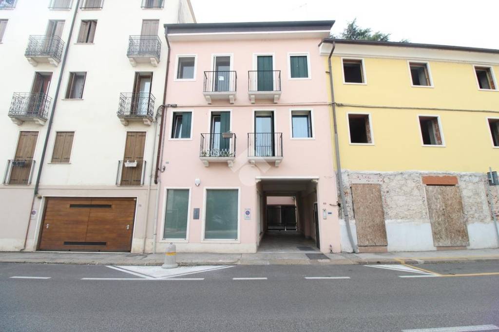 negozio in vendita a Vicenza in zona Borgo Berga