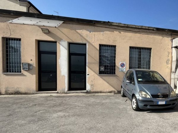 negozio in vendita a Vicenza in zona San Lazzaro/Pomari