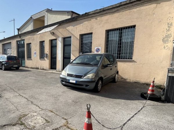 negozio in vendita a Vicenza in zona San Lazzaro/Pomari