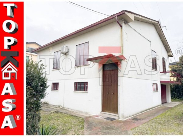 casa indipendente in vendita a Vicenza in zona Cattane