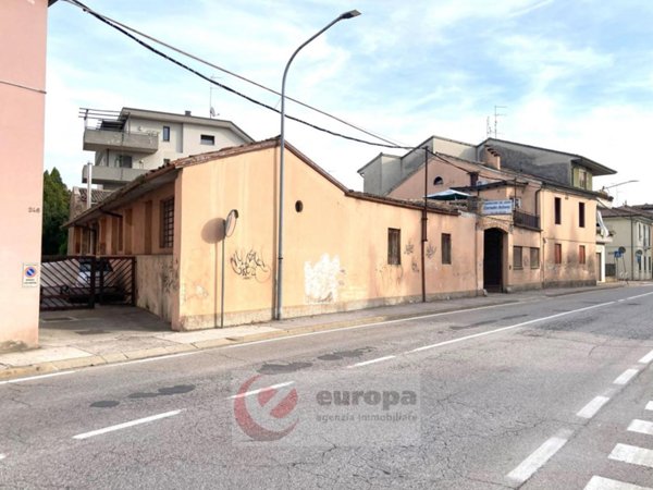 casa indipendente in vendita a Vicenza in zona Cattane