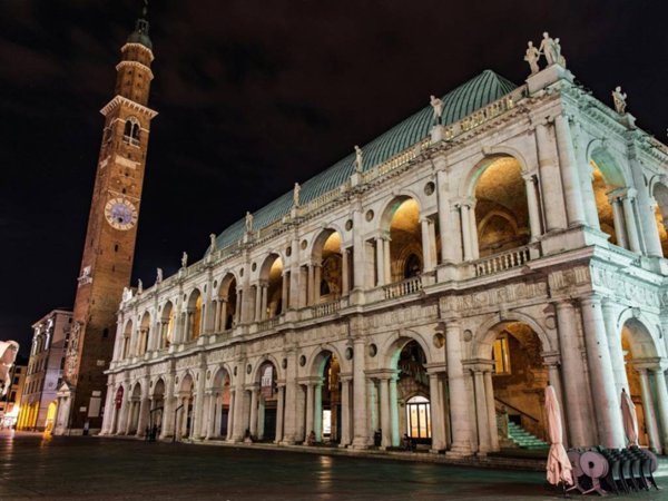 intera palazzina in vendita a Vicenza in zona Centro Storico