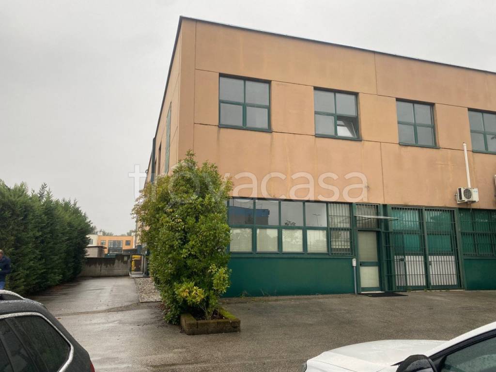locale commerciale in vendita a Vicenza in zona La Stanga