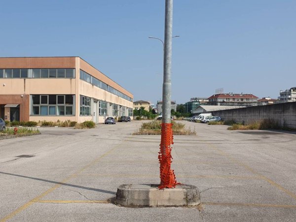 locale commerciale in vendita a Vicenza in zona Monte Berico