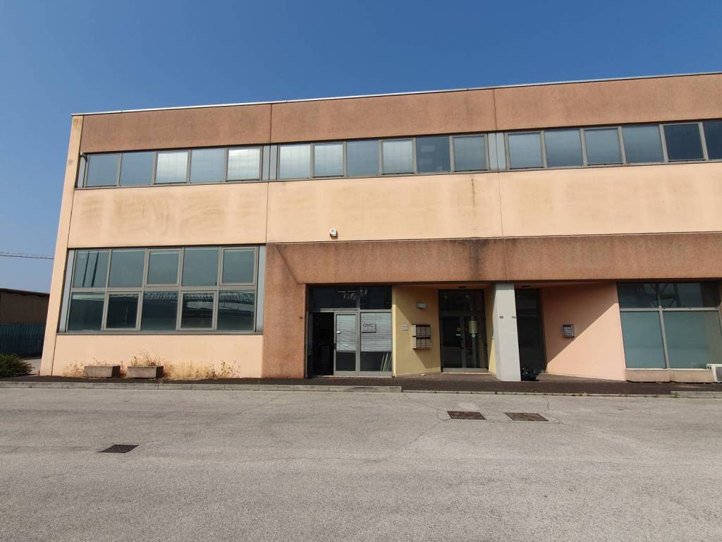 locale commerciale in vendita a Vicenza in zona Ferrovieri