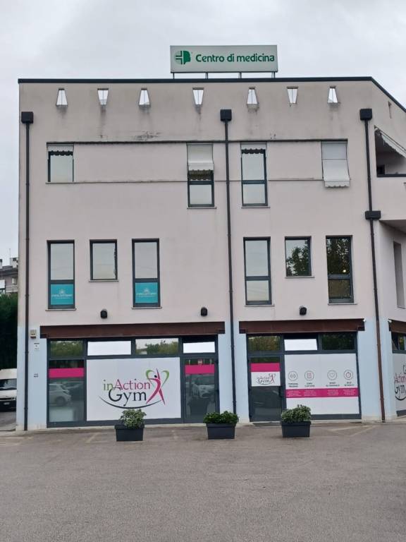 negozio in vendita a Vicenza in zona Cattane