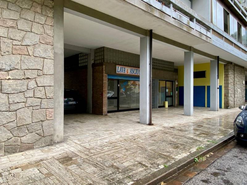negozio in vendita a Vicenza in zona Villaggio del Sole